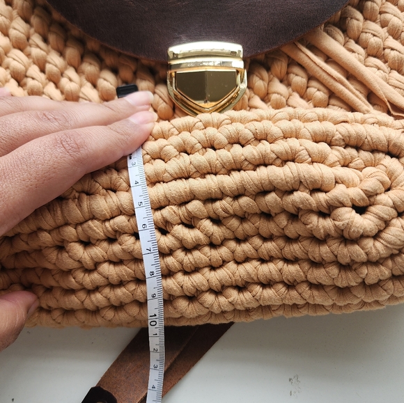 Woven knit crochet Tan and Brown Shoulder Bag - Picture 10 of 12